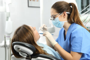 dentist-working-woman_583030357